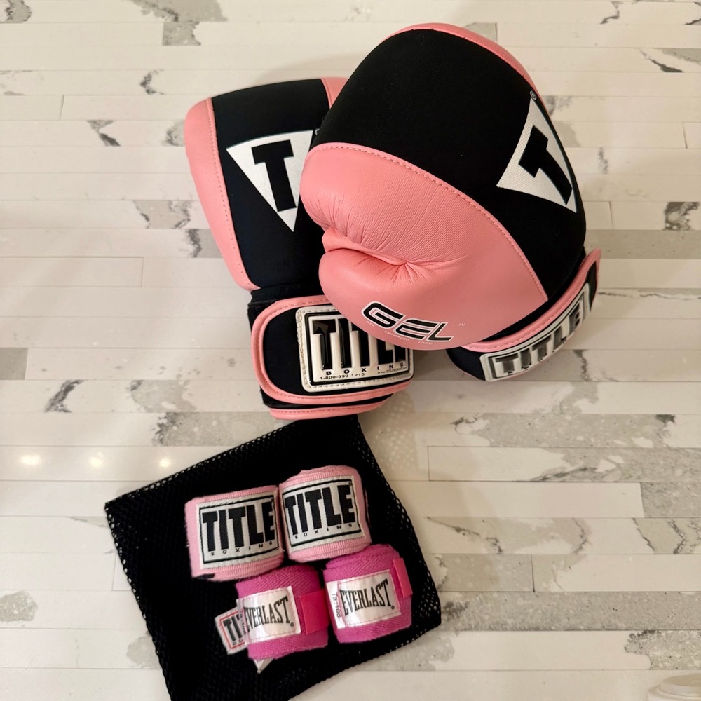 Title Boxing Gloves Pink & Black Gel Lining Workout Kickboxing Size M